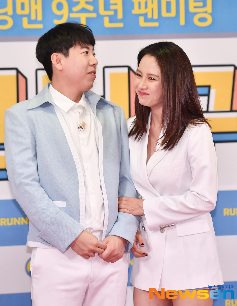 Song Ji-hyo skinship Easy enough.SBS Running Man Nine-year anniversary fan meeting Running District photo wall event was held at Ewha Womans University Auditorium in Seodaemun-gu, Seoul on the afternoon of August 26On this day, Song Ji-hyo, Yang Se-chan. Nucksal & Cod Kunst attended.