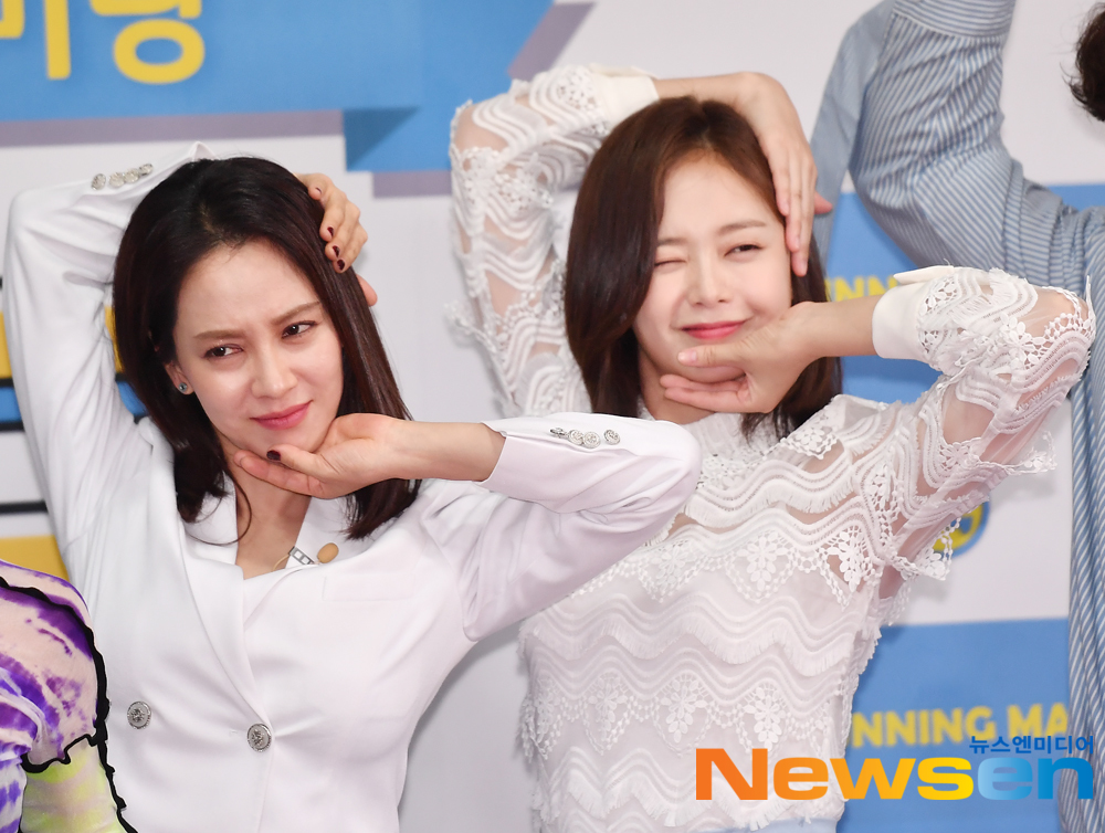 SBS Running Man nine-year anniversary fan meeting Running District photo wall event was held at Ewha Womans University Auditorium in Seodaemun-gu, Seoul on the afternoon of August 26Song Ji-hyo.Jeon So-min is responding to the photo pose.expressiveness