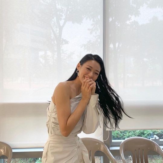 AOA Seolhyun has revealed a lovely current situation.Seolhyun posted a picture on his Instagram on August 26 with an article entitled Smile Laugh.The photo shows Seolhyun smiling brightly in a white costume with a shoulder. A lovely smile catches the eye.kim myeong-mi