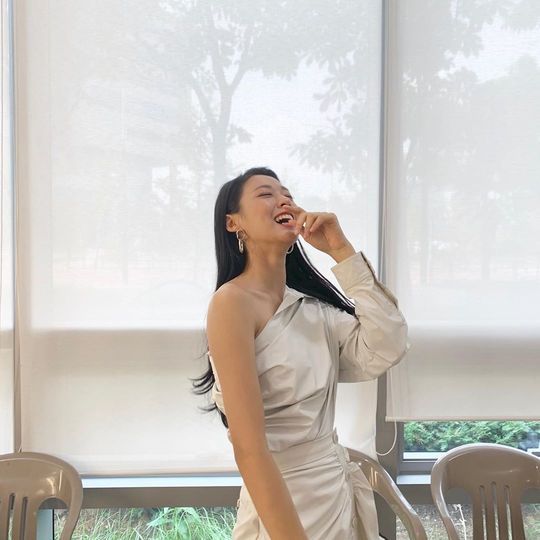 AOA Seolhyun has revealed a lovely current situation.Seolhyun posted a picture on his Instagram on August 26 with an article entitled Smile Laugh.The photo shows Seolhyun smiling brightly in a white costume with a shoulder. A lovely smile catches the eye.kim myeong-mi