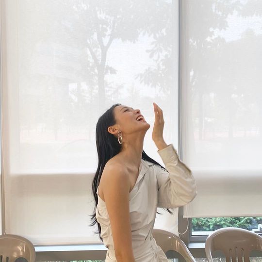 AOA Seolhyun has revealed a lovely current situation.Seolhyun posted a picture on his Instagram on August 26 with an article entitled Smile Laugh.The photo shows Seolhyun smiling brightly in a white costume with a shoulder. A lovely smile catches the eye.kim myeong-mi