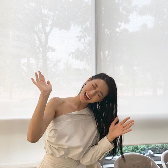 AOA Seolhyun has revealed a lovely current situation.Seolhyun posted a picture on his Instagram on August 26 with an article entitled Smile Laugh.The photo shows Seolhyun smiling brightly in a white costume with a shoulder. A lovely smile catches the eye.kim myeong-mi