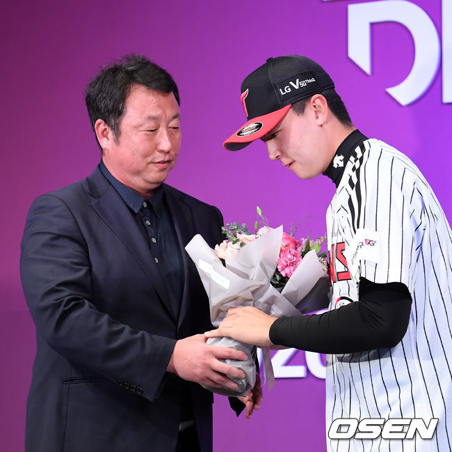 The 2020 KBO rookie draft was held at the Grand Ballroom of the Westin Chosun Hotel in Seoul on the afternoon of the 26th.The KBO draft will be held from the first round to the 10th round, and the order of nomination will be NC - KT - LG - Lotte - Samsung - KIA - Kiwoom - Hanhwa - Doosan - SK in the order of the team ranking in 2018.Lee Min-ho (Huimungo), the first LG Twins, is handed a bouquet of flowers to Cha Myeong-seok.