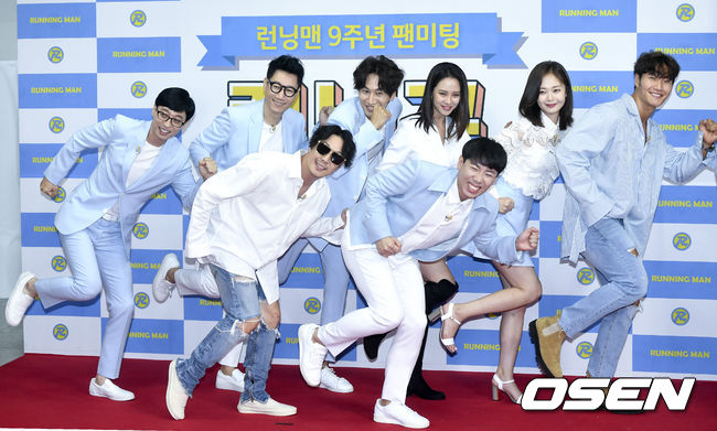 On the afternoon of the 26th, a fan meeting Running District photo wall event was held at the Ewha Womens University Auditorium in Daehyun-dong, Seoul, commemorating the 9th anniversary of SBS entertainment program Running Man.All members of the group (Yoo Jae-Suk, Ji Suk-jin, Kim Jong Kook, Jeon So Min, Song Ji-hyo, Lee Kwang Soo, Haha, Yang Se-chan), spiders, disturbances, A Pink, Nuxal & Cod Kunst and Lia Kim attended.Running Man members are taking photo time.