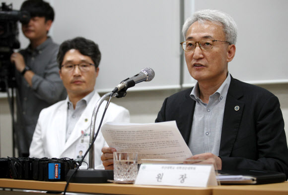 의혹 해명 나선 부산대 의전원 - 신상욱 부산대 의학전문대학원장이 26일 경남 양산 부산대 양산캠퍼스에서 기자회견을 열고 조국 후보자 딸 장학금과 관련한 의혹에 대해서 해명하고 있다.부산 연합뉴스