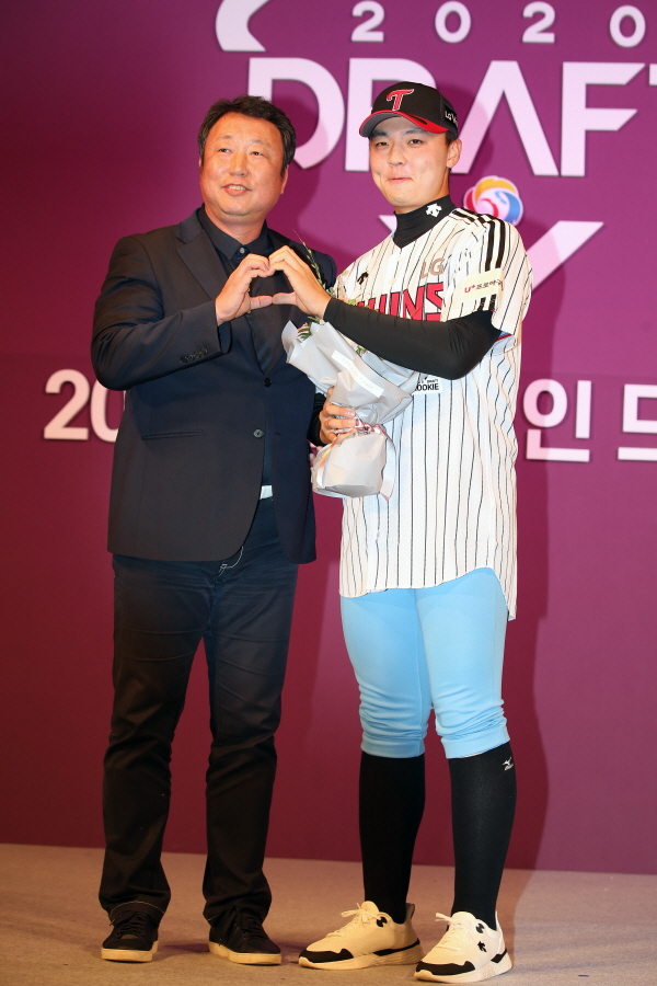 Lee Min-ho was on stage before the full-fledged nomination in the 2020 KBO rookie draft held at the Grand Ballroom of the Westin Chosun Hotel in Sogong-dong, Seoul on the 26th.The first-round players met with fans in turn, and they greeted each other. It was time to express their aspirations. Lee Min-ho took the microphone for the eighth time.I also took a pose prepared with the director of the company.I am grateful to the club that has chosen me for my lack of much, and I will make sure to repay it by working hard as I am not yet enough, Lee said.Lee Min-ho was asked about his colleagues who won the final of the 47th Phoenix National High School Baseball Tournament. Lee Min-ho, who had previously expressed his aspirations, suddenly changed his face.Then he couldnt speak, and he looked thoughtful. The announcer, Choi Doo-young, who was in charge of the in-house proceedings, was also very much at the sight of it.Lee Min-ho went to the common question section and asked, Do you want to resemble a player? I want to resemble Ko Woo-suk. Anyone who is a hitter always throws his ball confidently.When asked if there was a hitter who wanted to play against him, Lee Jung-ho of Kiwoom Heroes said, Is not it the best hitter in the KBO league?Also, since I am a senior at my alma mater, I want to stick to it once in the professional stage. Photo: LG Twins offered