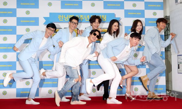 From left, comedian Yoo Jae-Suk, Ji Suk-jin, singer and broadcaster Haha, actor Lee Kwang-soo, Song Ji-hyo, comedian Yang Se-chan, actor Jeon So-min, singer Kim Jong-guk.