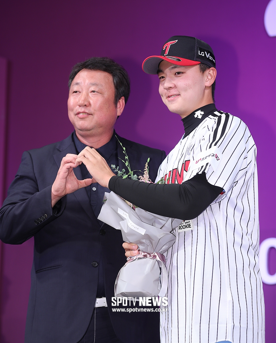 The second KBO League KBO Rookie Draft was held at the Westin Chosun Hotel Grand Bullom in Sogong-dong, Seoul, on the afternoon of the 26th.Lee Min-ho, who was named first to LG, is taking a commemorative photo with Cha Myeong-seok.