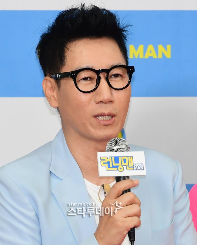 On the afternoon of the 26th, SBS entertainment program Running Man 9th anniversary fan meeting Running District photo wall Event was held at Ewha Womans University Auditorium in Daehyun-dong.The Event was attended by Yoo Jae-Suk, Ji Suk-jin, Kim Jong-guk, Song Ji-hyo, Haha, Lee Kwang-soo, Jeon So-min, Yang Se-chan and Collabo artist singer spider, Nunsal & Code Kunst, A Pink, Soran and dancer Lia Kim.