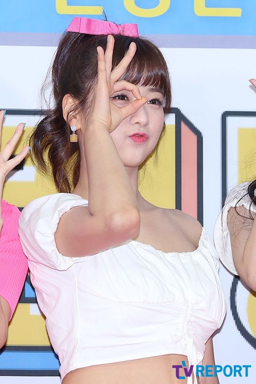 Apink Yoon Bomi poses at the Running Zone photo wall, a fan meeting commemorating the 9th anniversary of Running Man, held at the Ewha Womens University Auditorium in Daehyun-dong, Seoul, on the afternoon of the 26th.