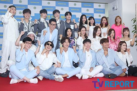 SBS Running Man cast members and disturbance, Apink, Riakim, Spider, Nuxal, and Code Kunst are posing in the photo wall of T-Shirt, a fan meeting commemorating the 9th anniversary of Running Man held at Ewha Womans University Auditorium in Daehyun-dong, Seodaemun-gu, Seoul on the afternoon of the 26th.