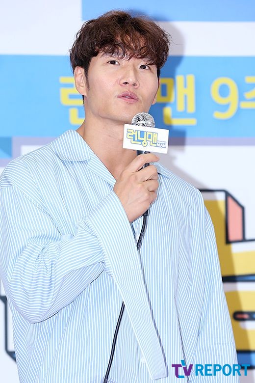 Singer Kim Jong-kook is attending the fan meeting Running District photo wall for the 9th anniversary of Running Man held at Ewha Womens University Auditorium in Daehyun-dong, Seoul Seodaemun-GU on the afternoon of the 26th.