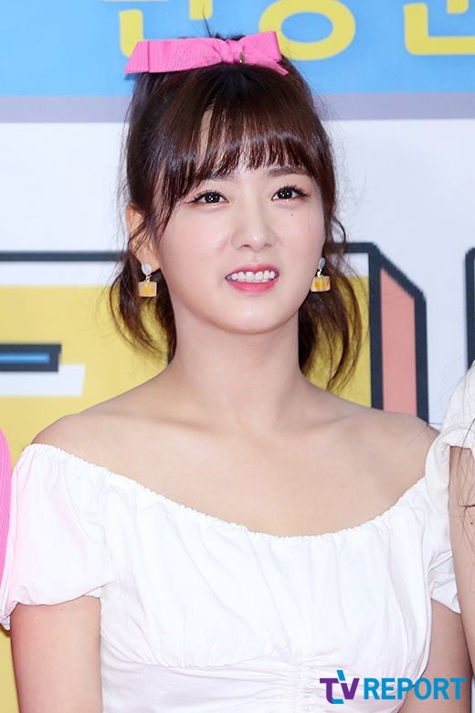 Apink Yoon Bomi poses at the Running Zone photo wall, a fan meeting commemorating the 9th anniversary of Running Man, held at the Ewha Womens University Auditorium in Daehyun-dong, Seoul, on the afternoon of the 26th.