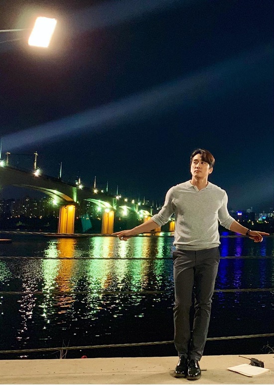 Actor Song Seung-heon has been thrilled ahead of Great Show First broadcastOn the 26th, Song Seung-heon posted a picture on his Instagram.Song Seung-heon in the picture poses as much as he can against the backdrop of a wonderful night view, and his unchanging visuals have been admiring over the years.Song Seung-heon said, Its been a long time since Ive been shooting all night. He added, Im thrilled. Its finally today.Meanwhile, The Great Show, starring Song Seung-heon, is a story about the former National Assemblys One Great accepting a troubled brother and sister as a family to re-enter the National Assembly, and is set for the First Broadcast song at 9:30 p.m. today (26th).Photo = Song Seung-heon Instagram