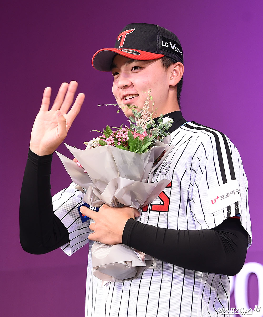 On the afternoon of the 26th, 2020 KBO New Draft was held at the Boots UK Grand Ballroom in Sogong-dong, Seoul.Lee Min-ho, who was named first to the LG Twins, is showing off his well-being ceremony.