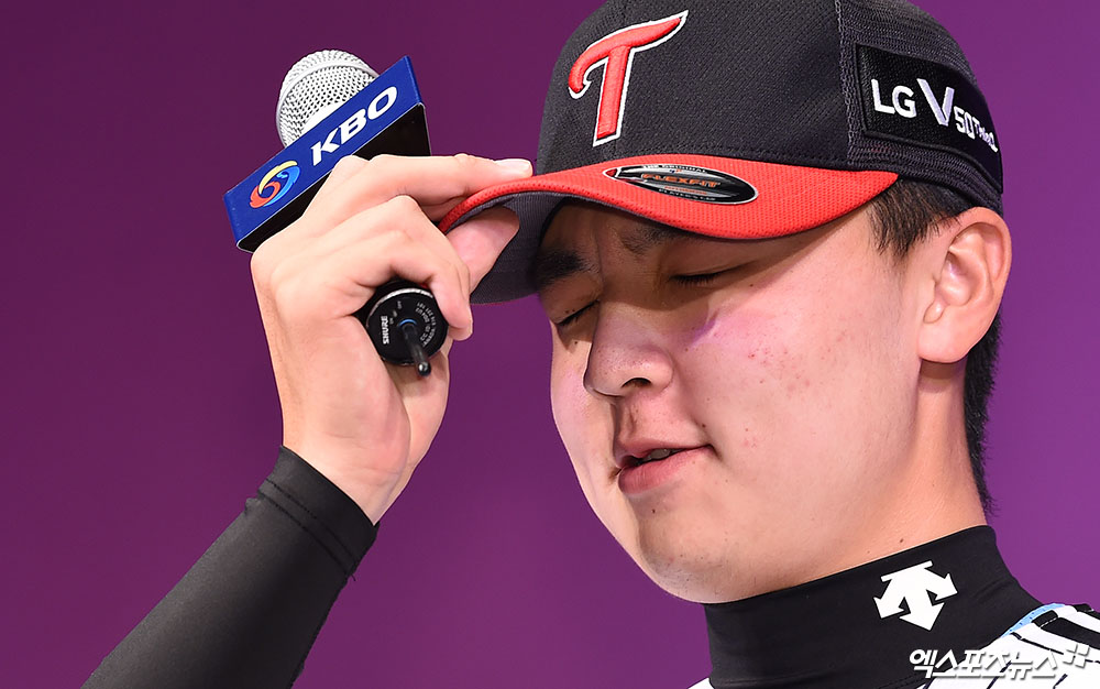 On the afternoon of the 26th, 2020 KBO New Draft was held at the Boots UK Grand Ballroom in Sogong-dong, Seoul.Lee Min-ho, the first LG Twins nominee, is showing tears as he thinks of his fellow whistle-blowers.