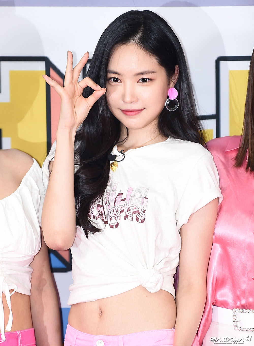 Apink Son Na-eun, who attended the fan meeting Running District commemorating the 9th anniversary of SBS Running Man held at Ewha Womens University Auditorium in Daehyun-dong, Seoul on the afternoon of the 26th, has photo time.