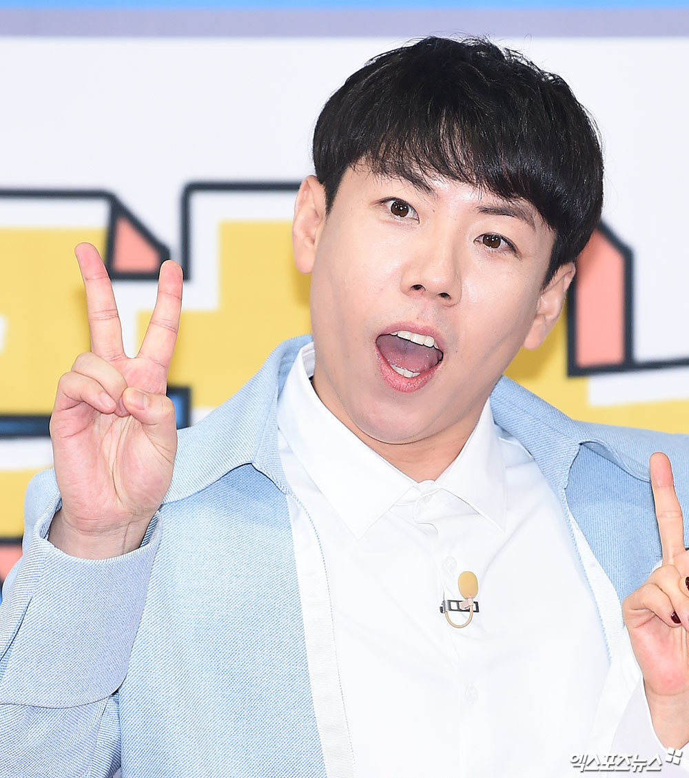 Yang Se-chan, who attended the fan meeting Running District commemorating the 9th anniversary of SBS Running Man held at Ewha Womens University Auditorium in Daehyun-dong, Seoul on the afternoon of the 26th, has photo time.