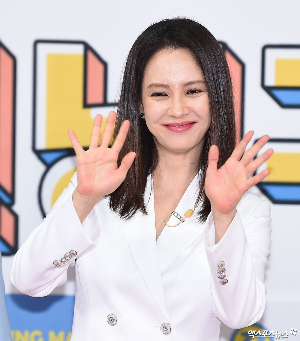 Song Ji-hyo, who attended the fan meeting T-Shirt commemorating the 9th anniversary of SBS Running Man held at Ewha Womens University Auditorium in Daehyun-dong, Seoul on the afternoon of the 26th, has photo time.