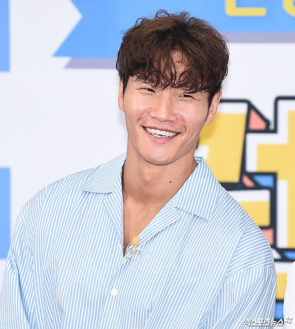 Kim Jong-kook, who attended SBS Running Man Nine-year anniversary commemorative fan meeting Running District held at Ewha Womens University Auditorium in Daehyun-dong, Seoul on the afternoon of the 26th, has photo time.