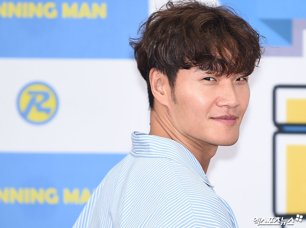 Kim Jong-kook, who attended the fan meeting Running District commemorating the 9th anniversary of SBS Running Man held at Ewha Womens University Auditorium in Daehyun-dong, Seoul on the afternoon of the 26th, has photo time.