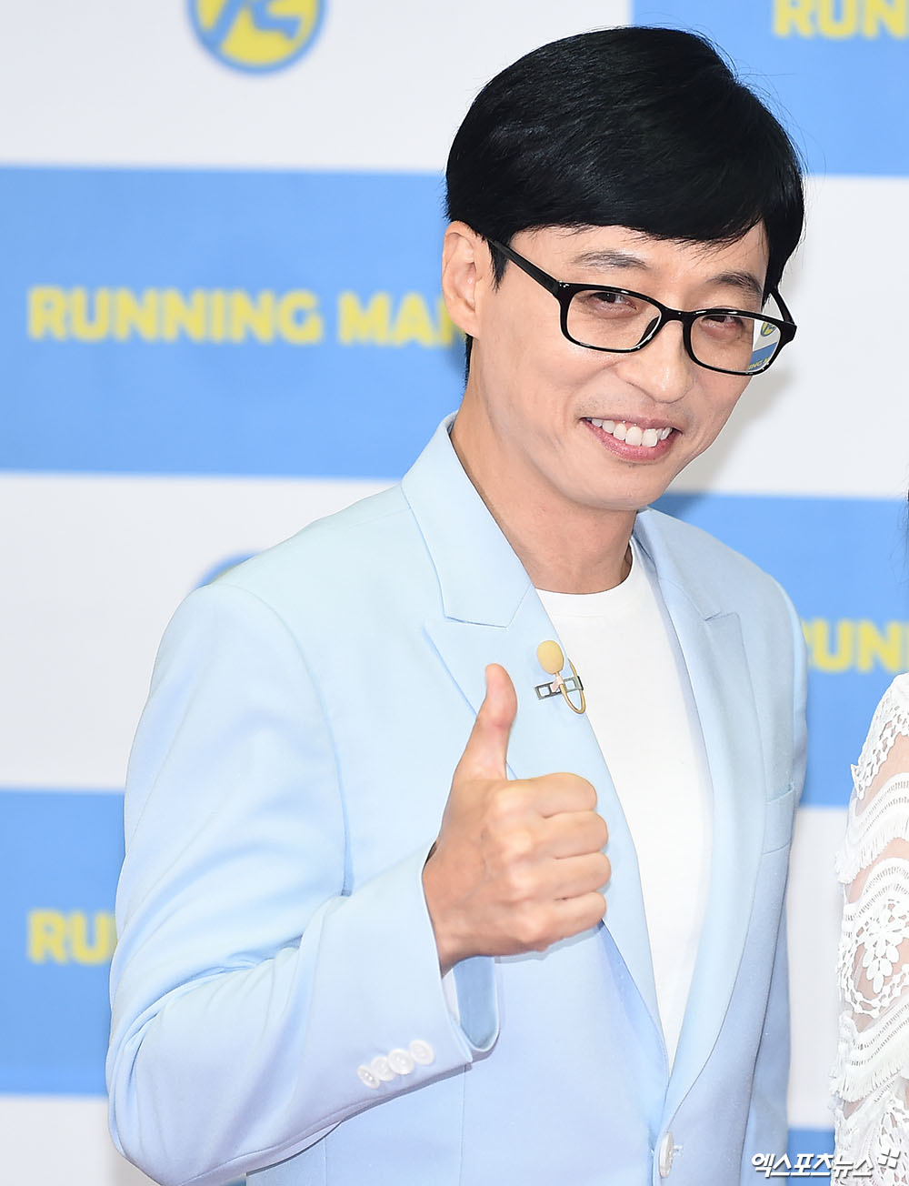 Yoo Jae-Suk, who attended the fan meeting Running District commemorating the 9th anniversary of SBS Running Man held at Ewha Womans University Auditorium in Daehyun-dong, Seoul on the afternoon of the 26th, has photo time.