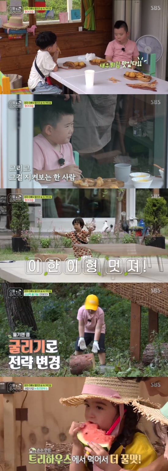 Gagwoman Park Na-rae, singer Lee Seung-gi, Actor Lee Seo-jin and Jung So-min started their second meeting with Little.On SBS Little Forest broadcast on the 26th, Park Na-rae, Lee Seung-gi, Lee Seo-jin and Jung So-min had a second meeting with Little.Park Na-rae, Lee Seung-gi, Lee Seo-jin and Jung So-min gathered again on the day.Lee Seung-gi has been busy installing The Shack since morning, and Lee Seo-jin has also helped Lee Seung-gi.Meanwhile, Park Na-rae and Jung So-min prepared lunch for the children.Lee Seo-jin then returned to the kitchen, and seafood arancini and shrimp fries were completed.Five other little boys and their parents found a new goal, and Kim Jin-heen joined the team.Little was away for a long time, so I saw the members and covered up the stranger again, but I quickly adapted by greeting other Little.Furthermore, Kim Jin-heen was a six-year-old and had a strange nervous battle with a seven-year-old.Both Littles burned their victorious spirits to get more praise for anything.However, Lee heard that Kim Jin-heen could not blow balloon, and started to blow balloon, and played balloon together and became more friendly.In addition, the members and Little all together watched The Shack made by Lee Seung-gi.Littles picked up and moved logs, and after they had finished their work, they sat around and ate watermelons.In particular, the members and Little learned more about each other than the first meeting, and in the process of getting close, they emitted Chemie.Photo = SBS Broadcasting Screen
