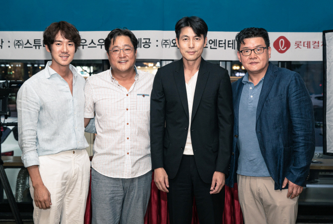 Lotte Entertainment, a distributor, released a photo of the test with Jung Woo-sung Kwak Do-won Yoo Yeon-seok on the 27th, saying, Summit was a crank.Summit is a new work directed by Yang Woo-suk, who directed Attorney and Steel Rain.Summit is the story of Summit: SteelSeriesReign3, a webtoon that was introduced by director Yang in 2011 and Webtoon, which is linked to Steel SeriesReign2 in 2017, and Summit: SteelSeriesReign3 is a series of serials from the 23rd of next month through the next webtoon and Kakao page It is.SteelSeriesReign received attention for its prediction of Kim Jong Ils death, and Steel Rain:SteelSeriesReign2 was filmed as Steel Rain as a story of North Korean leader escaping to the south after the North Korea coup.Summit: SteelSeriesReign3 tells the story of the Korean Peninsula, where the interests of the surrounding powers are sharply intertwined, as China has emerged as a powerful country.Summit unravels the crisis of war across Northeast Asia with the setting of North Korean leaders and the US president being kidnapped and detained in North Korea nuclear submarines.Jung Woo-sung and Kwak Do-won will once again breathe at the Steel Rain and Jung Sam Talks.The two men change their affiliation between the South and the North, and Jung Woo-sung will act as the Souths president, and Kwak Do-won will act as the Norths hard-line escort general.In addition, Yoo Yeon-seok will join Summit to take over as North Korean leader. Summit will be released in the first half of next year after filming in the second half.bak mi-ae