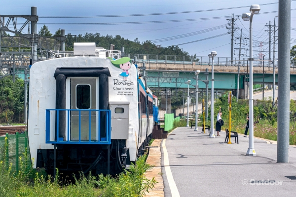 Kim Yoo-jung, author of short stories  and , which I have seen in textbooks, is from Chuncheon.I looked for the traces of Kim Yoo-jung, who wrote a stem of domestic modern short literature.The first Korean railway to use the name of the person as a closed station between Gyeongchun Line Gangchon Station and South Chuncheon Station.It started as Shinnam Station in 1939 and changed its name to Kim Yoo-jung Station in 2004; now it has installed Kim Yoo-jung Station on one side of Kim Yoo-jung Station.Two carriages are being used as a book cafe and tourist information center, and a small Tian Shi Pavilion with Tian Shis record of Shinnam Station is also set up.It is the largest rail bike theme park in Korea using the Gyeongchun Line abandoned ship.Starting with Kim Yoo-jung station, three courses are popular, including Tunnel, VR Tunnel, Nangu Village, and Romantic Train.The lyrical atmosphere of Gangchon and the unique photo zone located throughout the course are noticeable. It is also attractive to enjoy the scenery of the North River on a rail bike.Tian Shihan Museum of type print material in ChuncheonOn the first floor, which reproduces Koreas first private printing office, the Gwanginin Printing Office, Tian Shi uses old printing equipment such as lead type, type case, and plate plate.On the second floor, Tian Shi has written modern poetry such as <Hunminjeongeum>, <Myeongsimbogam>, <Samhak>, <Librarian Samgyeong>, <Silence of yours>, <Azalea Flower>, <Kim Yoo-jung is located in the village of Sille, the main background of the novel, and the breath of Kim Yoo-jung is felt everywhere.Kim Yoo-jungs birthplace restored the house, Daecheong floor, and Sarangbang, and the commemorative Tian Shi Pavilion summarized the life and work of Kim Yoo-jung.In the experience workshop such as Hanji, Hanbok, ceramics, and folk paintings, you can make small items in the novel.In the Literature of Kim Yoo-jung