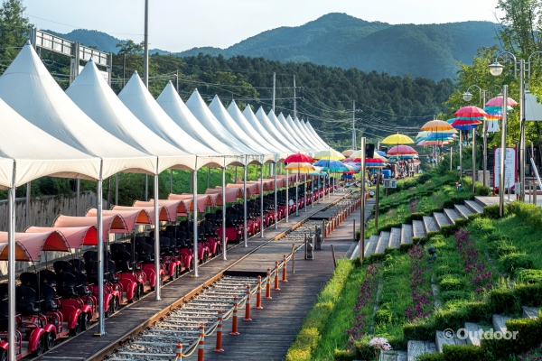 Kim Yoo-jung, author of short stories  and , which I have seen in textbooks, is from Chuncheon.I looked for the traces of Kim Yoo-jung, who wrote a stem of domestic modern short literature.The first Korean railway to use the name of the person as a closed station between Gyeongchun Line Gangchon Station and South Chuncheon Station.It started as Shinnam Station in 1939 and changed its name to Kim Yoo-jung Station in 2004; now it has installed Kim Yoo-jung Station on one side of Kim Yoo-jung Station.Two carriages are being used as a book cafe and tourist information center, and a small Tian Shi Pavilion with Tian Shis record of Shinnam Station is also set up.It is the largest rail bike theme park in Korea using the Gyeongchun Line abandoned ship.Starting with Kim Yoo-jung station, three courses are popular, including Tunnel, VR Tunnel, Nangu Village, and Romantic Train.The lyrical atmosphere of Gangchon and the unique photo zone located throughout the course are noticeable. It is also attractive to enjoy the scenery of the North River on a rail bike.Tian Shihan Museum of type print material in ChuncheonOn the first floor, which reproduces Koreas first private printing office, the Gwanginin Printing Office, Tian Shi uses old printing equipment such as lead type, type case, and plate plate.On the second floor, Tian Shi has written modern poetry such as <Hunminjeongeum>, <Myeongsimbogam>, <Samhak>, <Librarian Samgyeong>, <Silence of yours>, <Azalea Flower>, <Kim Yoo-jung is located in the village of Sille, the main background of the novel, and the breath of Kim Yoo-jung is felt everywhere.Kim Yoo-jungs birthplace restored the house, Daecheong floor, and Sarangbang, and the commemorative Tian Shi Pavilion summarized the life and work of Kim Yoo-jung.In the experience workshop such as Hanji, Hanbok, ceramics, and folk paintings, you can make small items in the novel.In the Literature of Kim Yoo-jung