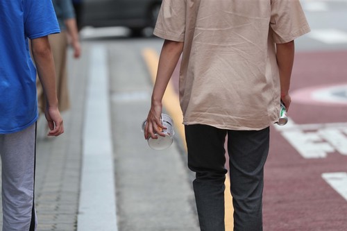 한 학생이 한 손에는 컵라면, 다른 손에는 탄산음료를 들고 학원으로 향하고 있다. 백소아 기자 thanks@hani.co.kr