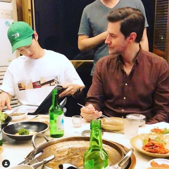 Britains Actor Richard Burr Amity has revealed the latest on Song Joong-ki.Richard Burr Armitage wrote on his Instagram account on the 27th: Song Joong-ki introduced me to Naengmyeon.Naengmyeon is now my favorite new food (Song Joong-ki introduced me to Naengmyeon; its now my new fanorite dish), with a photo posted.Inside the picture was a picture of Song Joong-ki and Richard Burr Armitage sitting side by side in the restaurant.Song Joong-ki is looking at the menu with a keen eye, and Richard Burr Armitage, with a skillfully chopstick, is looking at Song Joong-kis side.Song Joong-kis comfortable attire in a green hat and white T-shirt attracts attention.The two are filming the movie Win Ri-ho.Song Joong-ki, who announced his divorce from Song Hye-kyo in June, is still active, including his efforts to shoot Winning Lake.Song Hye-kyo also appeared in a smile on the official appearance several times and showed a professional appearance.