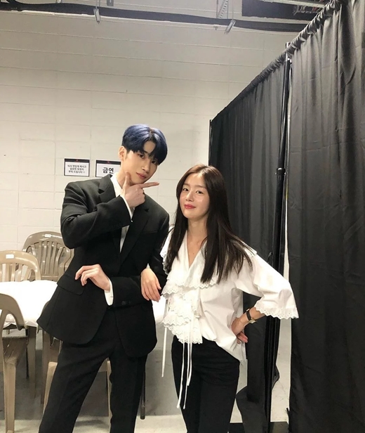 Actor Han Sun-hwa has released a photo with his younger brother, Boy Group X1 han seung-woo.Han Sun-hwa posted a picture on his Instagram on the afternoon of the 27th with an article entitled X1 PREMIER SHOW-CON congratulations.The photo shows Han Sun-hwa and Han Seung-woo. Han Sun-hwa also shows off her innocence in a modest appearance close to her.Han Seung-woo boasts a warm suit fit with a big height.Han Sun-hwa and Han seung-woo are pro-brothers and sisters.On the other hand, X1, which belongs to Han Seung-woo, has a debut showcon and is active in earnest.