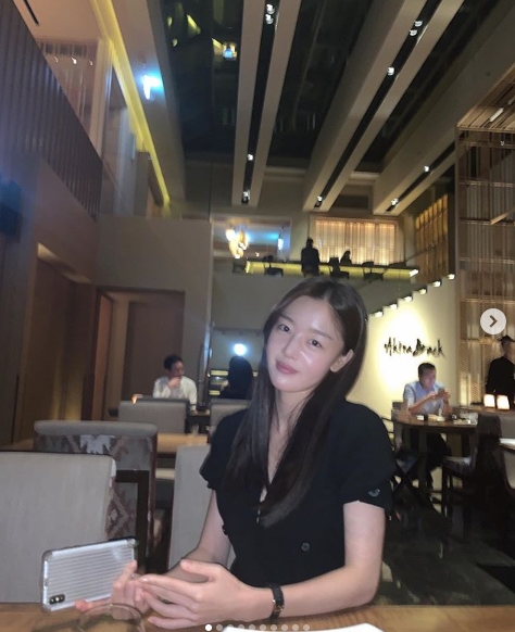 Actor Han Sun-hwa, from The Secret, shared her routine.Han Sun-hwa posted a picture of himself on his personal Instagram on August 26.Han Sun-hwa in the photo stares at the camera in a modest outfit at a course restaurant, with a distinctive eye-catching look on the basic makeup.Park Su-in