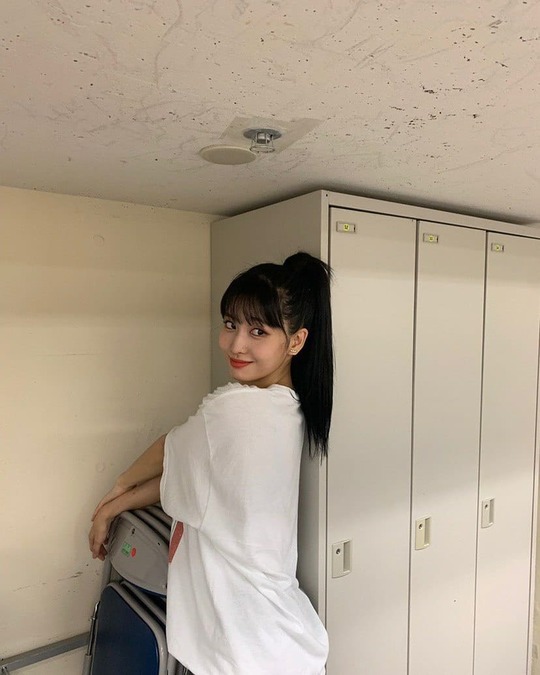 Group TWICE member MOMO boasted fresh beautiful looks.TWICE Official Instagram posted several MOMO photos on August 27.The photo shows a MOMO with a head tied in a bifurcation. The MOMO is staring at the camera with its eyes round.MOMOs untidy white-oak skin and large, clear eyes make beautiful looks even more prominent.The fans who responded to the photos responded such as MOMO is really beautiful, Simkung as soon as I saw the picture and It became more beautiful.delay stock