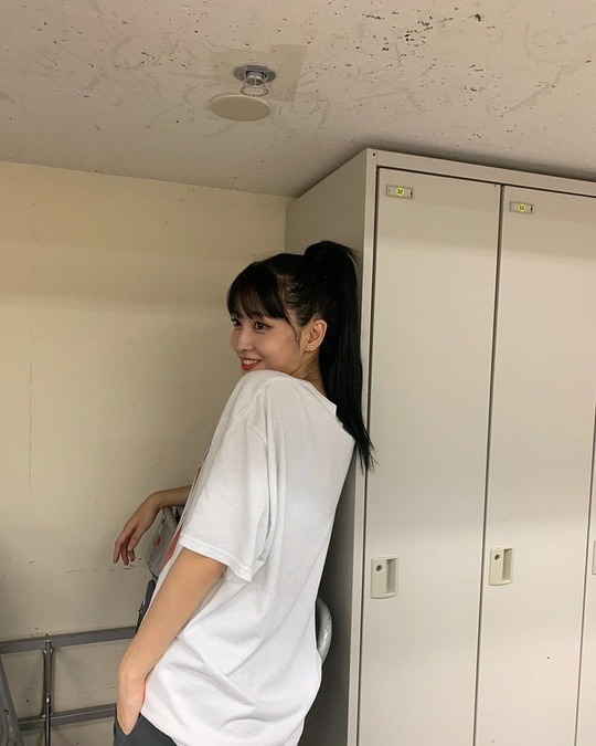 Group TWICE member MOMO boasted fresh beautiful looks.TWICE Official Instagram posted several MOMO photos on August 27.The photo shows a MOMO with a head tied in a bifurcation. The MOMO is staring at the camera with its eyes round.MOMOs untidy white-oak skin and large, clear eyes make beautiful looks even more prominent.The fans who responded to the photos responded such as MOMO is really beautiful, Simkung as soon as I saw the picture and It became more beautiful.delay stock