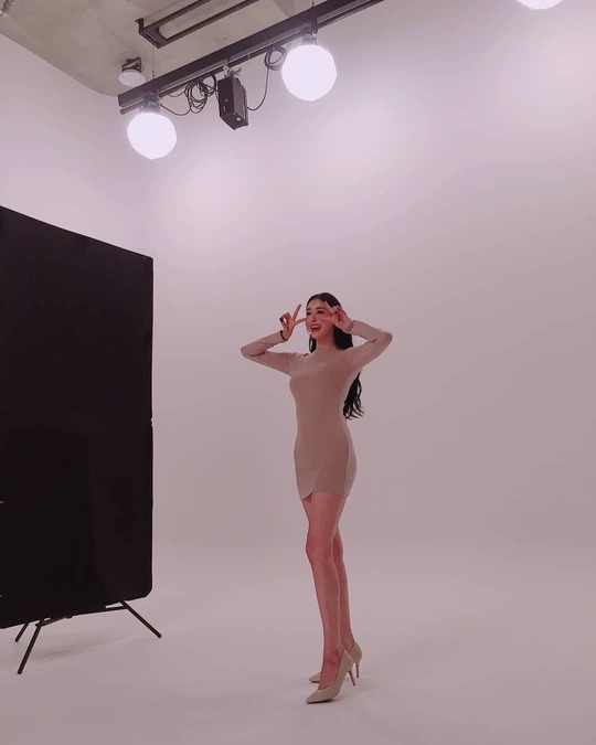 Lee Da-hee boasted about the length of his unrealistic legs.Actor Lee Da-hee uploaded five photos on his instagram on August 26 with the phrase Good night when you meet me tomorrow at the Mnet entertainment Queen gravesdom contest.In the photo, Idahui shows off his slender glamor at the ad shoot, and he surprised the viewers by showing his wide pelvis and constricted waist even in a tight dress.han jung-won