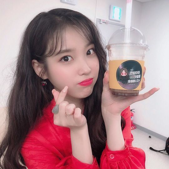 Singer and Actor IU (Lee Ji-eun) has released a photo of coffee tea gift certification.The IU posted a photo on August 27 with an article entitled Thank you so much on his instagram.Inside the photo was a picture of the Smile-having IU with a drink, which added a cute charm with a finger heart pose.The white-green skin of the IU and its large, clear eyes make the beauty even more prominent.The fans who responded to the photos responded such as So beautiful boss, I love the fans and I will work hard to the end and I am heartwarming as soon as I see the picture.delay stock