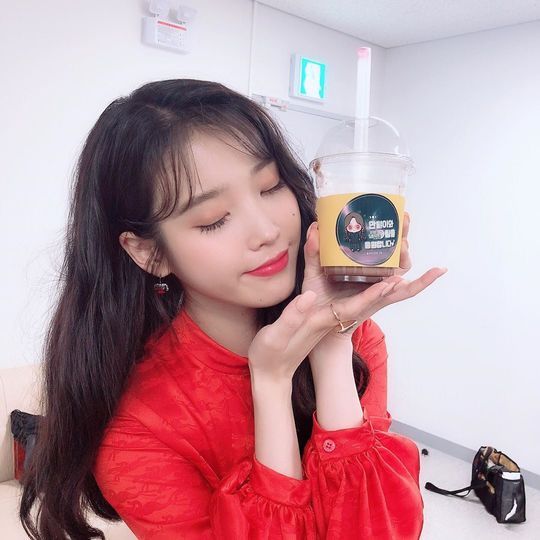 Singer and Actor IU (Lee Ji-eun) has released a photo of coffee tea gift certification.The IU posted a photo on August 27 with an article entitled Thank you so much on his instagram.Inside the photo was a picture of the Smile-having IU with a drink, which added a cute charm with a finger heart pose.The white-green skin of the IU and its large, clear eyes make the beauty even more prominent.The fans who responded to the photos responded such as So beautiful boss, I love the fans and I will work hard to the end and I am heartwarming as soon as I see the picture.delay stock