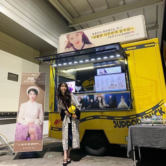 Singer and Actor IU (Lee Ji-eun) has released a photo of coffee tea gift certification.The IU posted a photo on August 27 with an article entitled Thank you so much on his instagram.Inside the photo was a picture of the Smile-having IU with a drink, which added a cute charm with a finger heart pose.The white-green skin of the IU and its large, clear eyes make the beauty even more prominent.The fans who responded to the photos responded such as So beautiful boss, I love the fans and I will work hard to the end and I am heartwarming as soon as I see the picture.delay stock