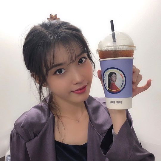 Singer and Actor IU (Lee Ji-eun) has released a photo of coffee tea gift certification.The IU posted a photo on August 27 with an article entitled Thank you so much on his instagram.Inside the photo was a picture of the Smile-having IU with a drink, which added a cute charm with a finger heart pose.The white-green skin of the IU and its large, clear eyes make the beauty even more prominent.The fans who responded to the photos responded such as So beautiful boss, I love the fans and I will work hard to the end and I am heartwarming as soon as I see the picture.delay stock