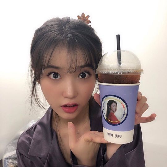 Singer and Actor IU (Lee Ji-eun) has released a photo of coffee tea gift certification.The IU posted a photo on August 27 with an article entitled Thank you so much on his instagram.Inside the photo was a picture of the Smile-having IU with a drink, which added a cute charm with a finger heart pose.The white-green skin of the IU and its large, clear eyes make the beauty even more prominent.The fans who responded to the photos responded such as So beautiful boss, I love the fans and I will work hard to the end and I am heartwarming as soon as I see the picture.delay stock