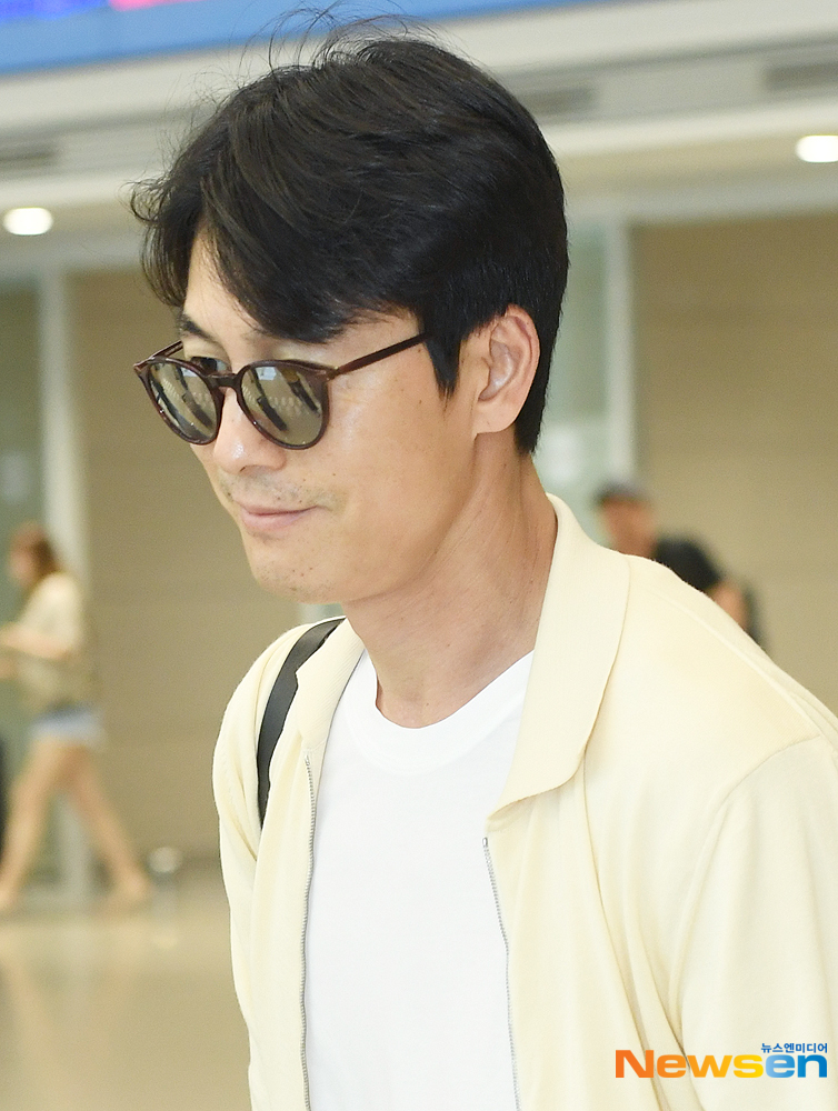 Actor Jung Woo-sung arrives at Incheon International Airport in Unseo-dong, Jung-gu, Incheon after finishing his overseas schedule on August 27th.You Yong-ju