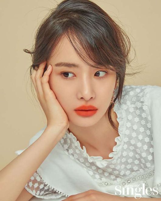 Girl group WJSN members Seol-a and Eunseos automn picture were released.In this photo, which is based on the concept of autumn similator lip makeup, Seol-a and Eunseo showed elegant and mature charm with see-through blouse and bold accessories, away from the existing plump Girl-like appearance.WJSN, a group of Seolah and Eunseo, was actively involved in the special album For the Summer in June and won the first place in the music broadcast with the title song Boogie up.WJSN Seolah and Eunseos autumn lip makeup picture will be released in the September issue of the fashion magazine Singles.Singles offer