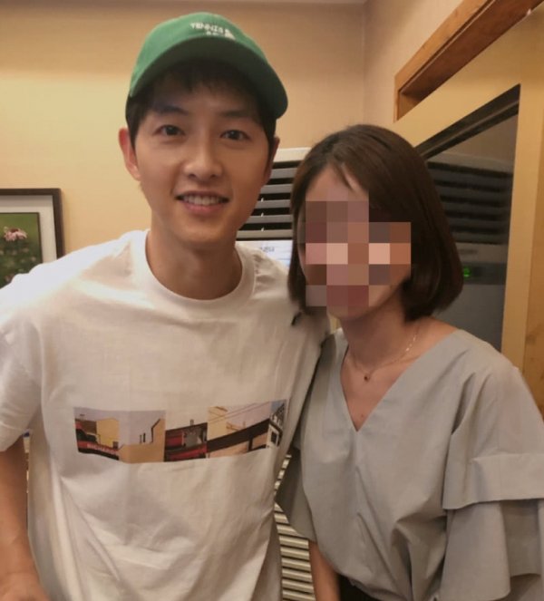 Chinas Sina Entertainment said on the 26th (local time) that Song Joong-ki took a self-portrait with a beautiful woman in a close photo after her divorce from Song Hye-kyo.According to reports, a Chinese netizen posted several photos on his SNS on the 24th, saying, It is a picture of a Korean colleague.The photo shows Song Joong-ki taking a selfie with a woman who seems to be a fan. In another photo, Song Joong-ki, who stares at the menu with a serious expression, can be seen.He sported a white T-shirt and a green hat, with a glowing visual.After the announcement of his divorce with Song Hye-kyo, the Chinese fans have been attracting attention with their rare smiles, and most fans are pleased with Song Joong-kis expression.On the other hand, Song Joong-ki is in the midst of shooting ahead of TVN Asdal Chronicle Part 3 broadcast on the 7th of next month.
