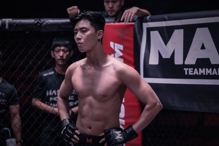 The movie Lion (director Kim Joo-hwan) goes to IPTV without even half of the break-even point.Lotte Entertainment, a distributor, said on July 27, Lion will start VOD service at the same time on IPTV and digital cable TV from this day.Lion is a film about the story of martial arts champion Yonghu (Park Seo-joon) meeting the Kuma priest Ansinbu (Anseonggi) and confronting the powerful evil that has confused the world.Director Kim Joo-hwan and Park Seo-joon, who succeeded in box office as Midnight Runners in 2017, were reunited and received great expectations, but they failed to catch both popularity and workability and only collected 1.6 milLion cumulative audiences.This is less than half of the 3.5 milLion break-even point.Lion can be found on various platforms such as Digital Cable TV, Google Play, Naver, Kakao Page, Gom TV, Sichu, Teabing, and Pooq as well as IPTV.