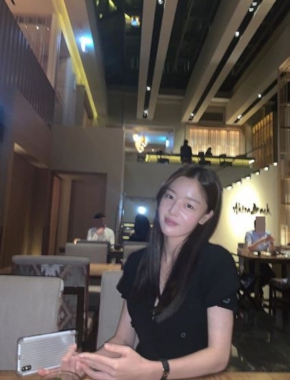 Actor Han Sun-hwa from Group Secret has revealed his daily life with Beautiful looks.On the 26th, Han Sun-hwa posted several photos on his instagram with the article Hugh. Along with the food photographs taken directly, the photos of Han Sun-hwa were also included.In the photo, Han Sun-hwa is looking at the camera with long straight hair and light makeup. The healthy Skinss that shines in the ordinary background attracts attention.Han Sun-hwa recently appeared in the OCN drama Save Me 2.