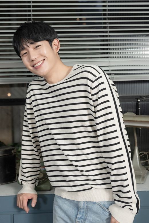 I think its a crash when youre satisfied, and thats when its going down.Actor Jung Hae In (31), who became stardom as a national younger man, will return to romance filled with Kim Go-eun and analog sensibility in the JTBC drama Bob Good Sister with Son Ye-jin and MBC drama Spring Night with Han Ji-min.The First Love chronicle is through the Greene film The Music Album of Yul (director Jung Ji-woo).I will go beyond the peoples younger brother and now I will have the modifier of melo craftsman. Jung Hae In said, Thank you.Son Ye-jin and Han Ji-min also encouraged me to expect a lot of this movie, and I want to revive the expectations of many people.Then he said, (such as Melo craftsman) gets more alert to such modifiers. Should he be more whipped?I always think that when Im satisfied, Im going to crash.I think the most important thing about Acting is the consideration of people.I think that when I act with someone, whether it is a man, a woman, or a junior, I respect and care for the other person, and I have a good chemistry.Its a compliment and modifier, thanks to the fact that Ive met some really good partners. (Laughs)His new melodrama, The Music Album of Yul, is an authentic melodrama that deals with memories, heartbreaking First Love, and famous songs that remind me of the memory of those days, with the background of the radio program of the same name broadcast on KBS Cool FM from October 1, 1994 to April 15, 2007.I started like fate, but I repeat my love and break up with each other several times like any other lover.Especially, the film melted analog sensibility with memories and props that remind us of the moments we loved and memories of those days, including popular songs such as Shin Seung-hoon, Lee So-ra, Finkle, and Lucid Paul, as well as bakeries, radio and PC communication.Jung Hae In, who plays the role of Kim Go-eun and Hyun-woo, who are unintentionally and constantly inconsistent because of the past that he wants to hide in the play, said, I do not think it is necessary to reveal all the pain he has when he actually loves.I have to respect myself, and my opponent has to respect me as I do.Instead, if you give doubt or act strangely, there is a problem, but if you do not, everyone thinks that there is a style. Im not the same friend as me, but I never felt like Hyun-woo, and even if there was a question mark on the set, it was resolved immediately when I talked to the director.I had a lot of conversations with the director for an hour of rehearsal, which is comparable to the time I actually filmed.(Laughing) It was so big for Hyun-woo, so it is enough because he has not overcome the pain himself yet.I think its best to speak to him before he knows, but Ive felt that I cant, and I think its a part where many people can watch movies and talk enough.I watched the movie with a really trembling heart than ever before, and I was happy because the reaction was really hot after the premiere.I was just a memory who was really happy to be in the story without external greed, but I was surprised because it was good to evaluate it. I hope you will like it. I do not know what else, but I am becoming more responsible.In the end, you can see and recognize the Acting in the work, and you like it, but I think that I should work harder with more responsibility. I am grateful for your love and support, and for your praise, but I am not complacent, I am not going to admit it.I think I have a sense of job consciousness that I should concentrate more and do well. (Laughing)  (Interview 2 continues