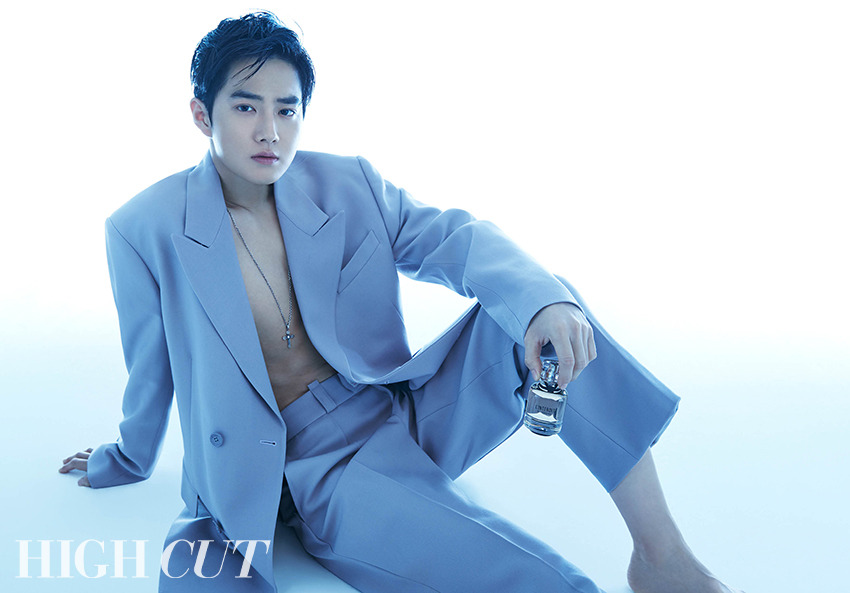 Suho has revealed sexy masculine beauty through the star style magazine High Cut, which will be published on the 29th.In the public picture, Suho exuded the charm of a sensual man from his dark eyes, his wet skin, and his fingertips touching a transparent perfume bottle.He was dressed in a tuxedo suit and looked like a gentleman, but he turned into a wild figure.The perfect physical was outstanding, with a button-unbuttoned suit, sharp abs revealed between cardigans, and a leather shirt with rough texture.In an interview that followed the shoot, Suho mentioned EXO members who had been together for seven years: Sehun, the youngest child who debuts in his teens, is already twenty-six.All members seem to express the maturity coming from age through the stage.I am also proud that the members are doing well in their own way of music and acting that they want to do personally. Regarding the enlistment of Dio and Xiumin, the remaining members feel responsible and fill the gap well.Xiumin said that he was too relieved and reliable when he saw the concert stage.He also revealed the difference in Image between Suho and human Kim Jun-myeon, saying: Its exemplary, such an image seems to have a lot of influence on my impression.In fact, I have a lot of greed for what I like and live fiercely.It is also a new discovery about me as I gradually challenged various genres and had a strange experience different from EXO activities. Suho, who has played different colors from the stained youth to the growth story and romantic comedy such as the movie Glory Day, Girls A and Drama Richman.Asked what he would like to show as an actor, he said, I do not really decide on that, but I just want to be able to tell you the story of living.It would be nice to have a work that depicts the stories of people around us who can be seen every day, and the everyday and ordinary stories that many people have not known. 