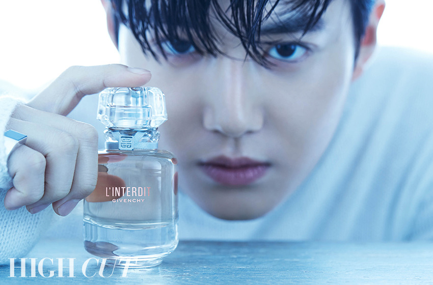 Suho has revealed sexy masculine beauty through the star style magazine High Cut, which will be published on the 29th.In the public picture, Suho exuded the charm of a sensual man from his dark eyes, his wet skin, and his fingertips touching a transparent perfume bottle.He was dressed in a tuxedo suit and looked like a gentleman, but he turned into a wild figure.The perfect physical was outstanding, with a button-unbuttoned suit, sharp abs revealed between cardigans, and a leather shirt with rough texture.In an interview that followed the shoot, Suho mentioned EXO members who had been together for seven years: Sehun, the youngest child who debuts in his teens, is already twenty-six.All members seem to express the maturity coming from age through the stage.I am also proud that the members are doing well in their own way of music and acting that they want to do personally. Regarding the enlistment of Dio and Xiumin, the remaining members feel responsible and fill the gap well.Xiumin said that he was too relieved and reliable when he saw the concert stage.He also revealed the difference in Image between Suho and human Kim Jun-myeon, saying: Its exemplary, such an image seems to have a lot of influence on my impression.In fact, I have a lot of greed for what I like and live fiercely.It is also a new discovery about me as I gradually challenged various genres and had a strange experience different from EXO activities. Suho, who has played different colors from the stained youth to the growth story and romantic comedy such as the movie Glory Day, Girls A and Drama Richman.Asked what he would like to show as an actor, he said, I do not really decide on that, but I just want to be able to tell you the story of living.It would be nice to have a work that depicts the stories of people around us who can be seen every day, and the everyday and ordinary stories that many people have not known. 